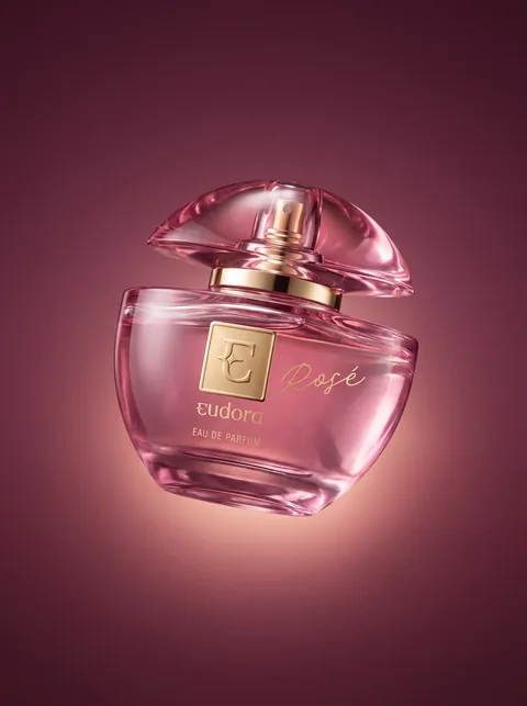 Perfume em uma composição de campanha criada com IA